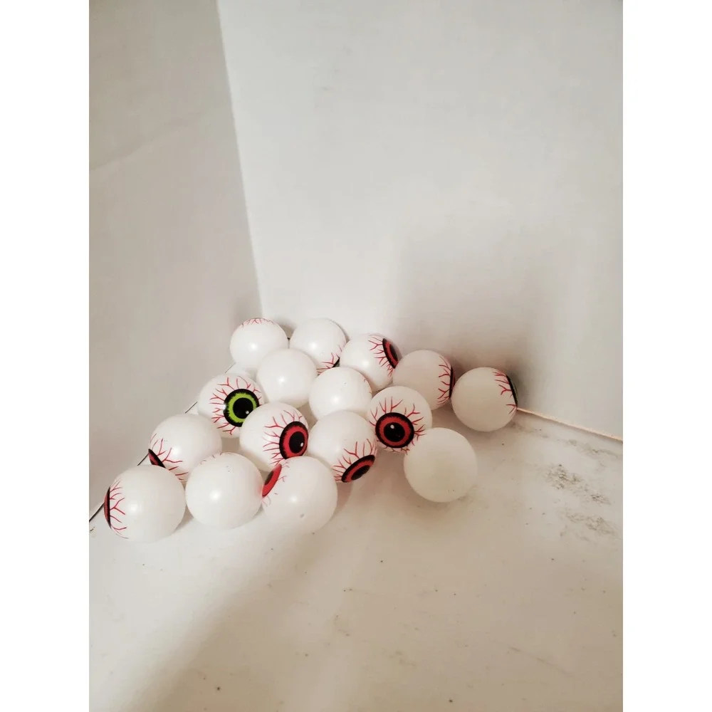Greenbrier International plastic Halloween eyeballs 16 Pcs, 11 Red 5 Green